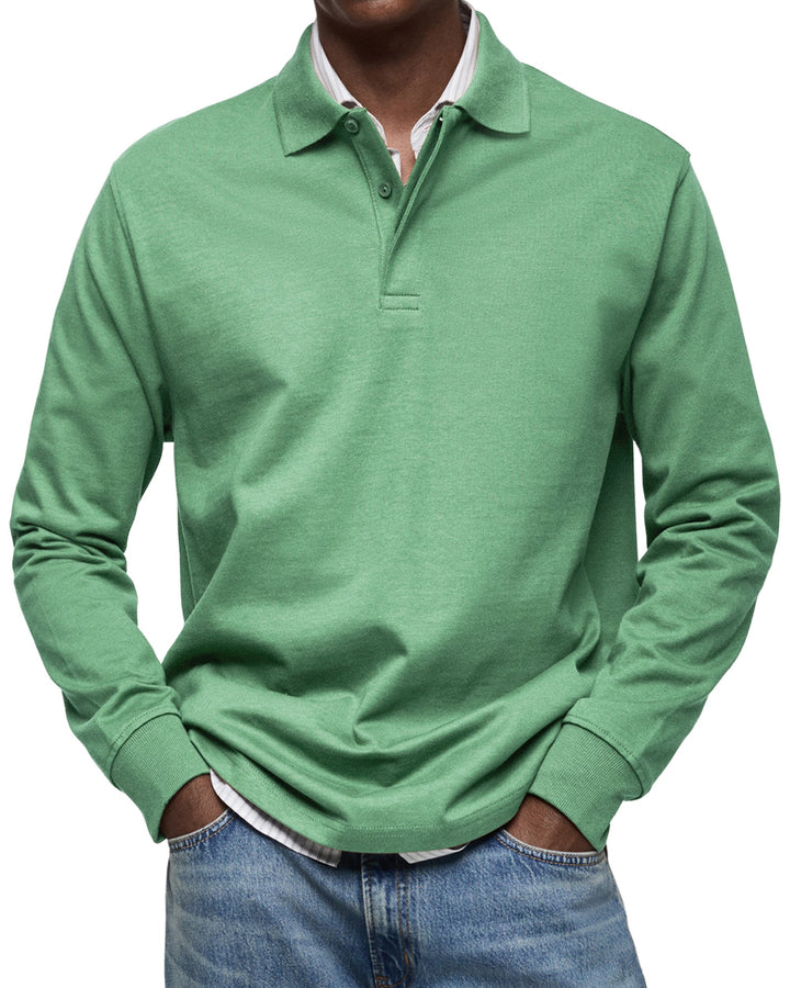 Man draagt comfortabele lange mouwen polo; perfect voor een ontspannen, stijlvolle look. Herenmode essentieel.