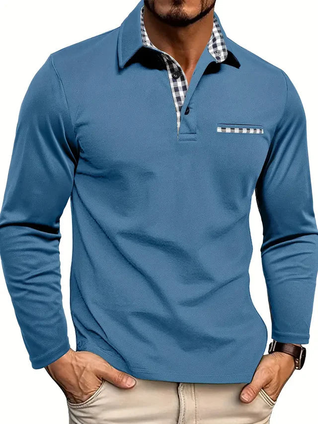 Man draagt stijlvolle herenpolo met lange mouwen en borstzak, perfect voor casual of smart casual.