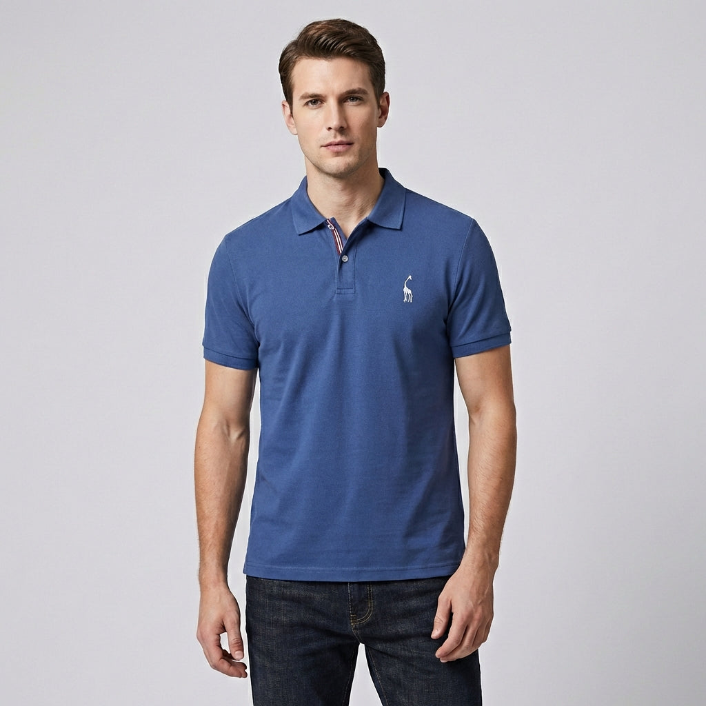 Model draagt een stijlvolle heren polo in blauw, korte mouw