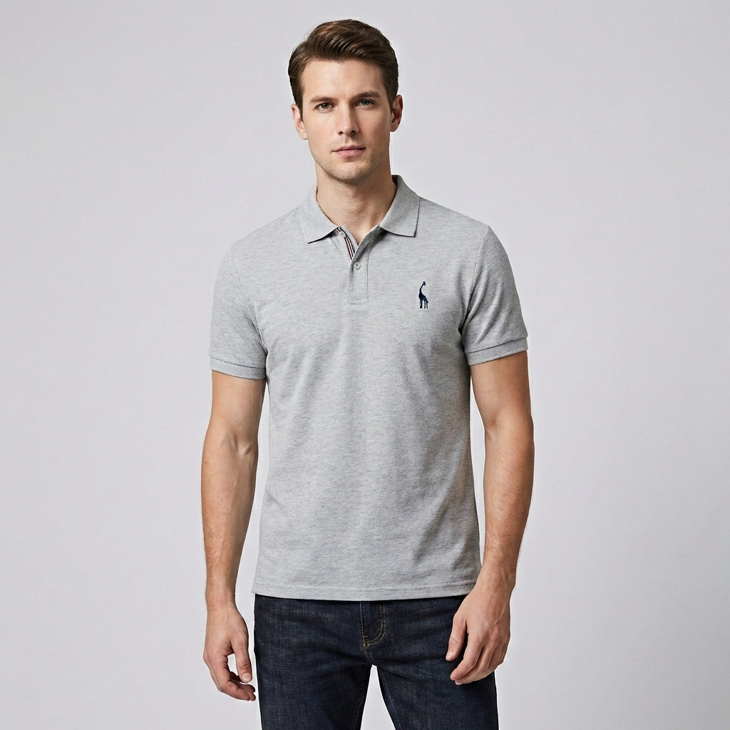 Stapel verschillende gekleurde heren poloshirts, zomerklaar