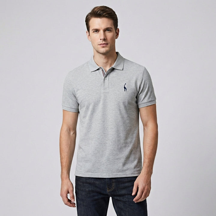 Stapel verschillende gekleurde heren poloshirts, zomerklaar