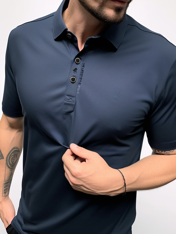 Close-up stof herenpolo: zachte, ademende en comfortabele stof van dit kwaliteits herenpoloshirt.