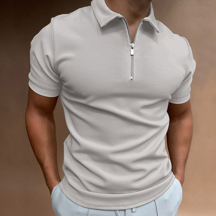 Man draagt een trendy heren poloshirt met korte mouw en ritssluiting, klaar voor de zomer.