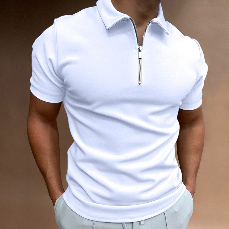 Detail van de ritssluiting op een effen heren poloshirt met korte mouw, voor een moderne look.