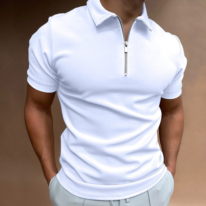 Detail van de ritssluiting op een effen heren poloshirt met korte mouw, voor een moderne look.