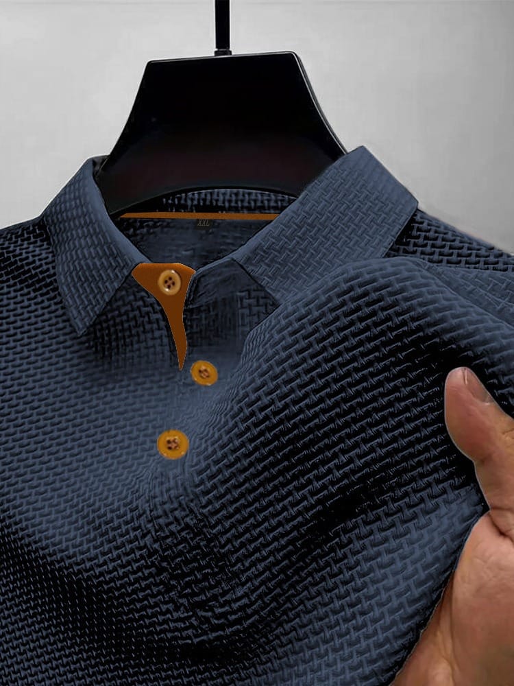 Close-up van luchtig, effen heren poloshirt; perfect voor zomerse mannen mode. Fris en stijlvol design.