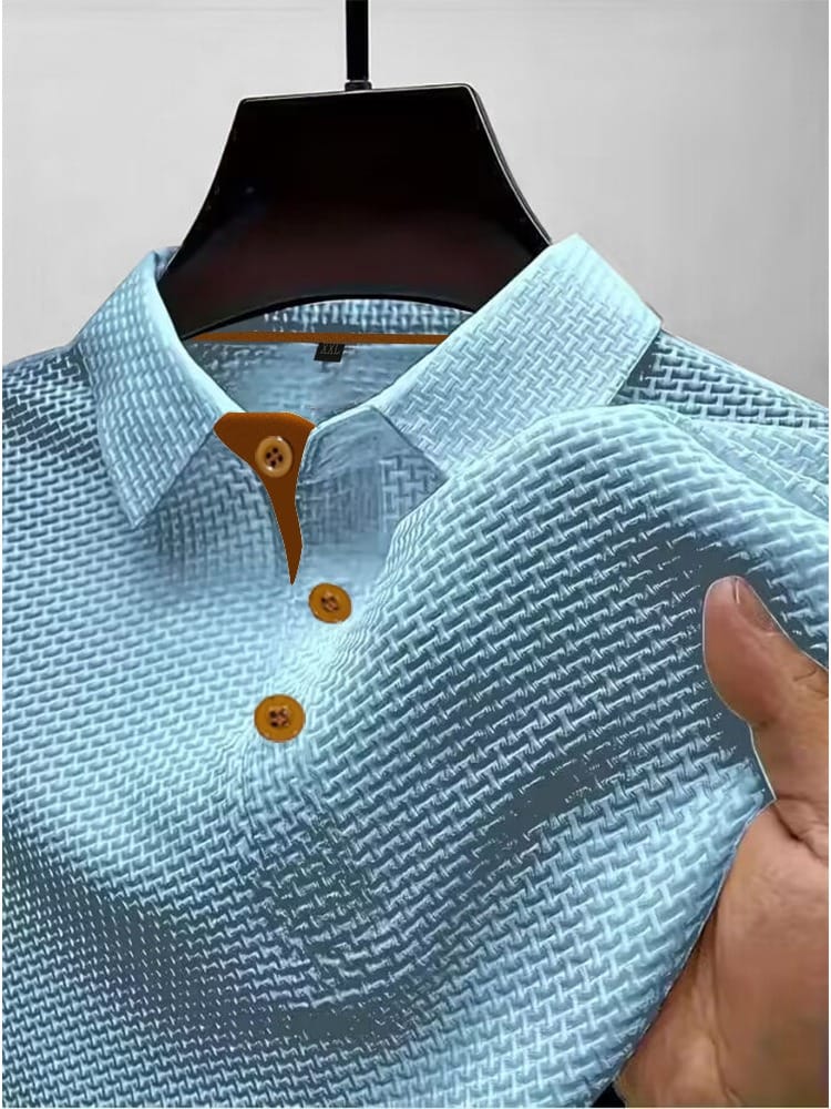 Model draagt casual heren poloshirt met korte mouwen, ideaal voor zomerkleding en een comfortabele pasvorm.
