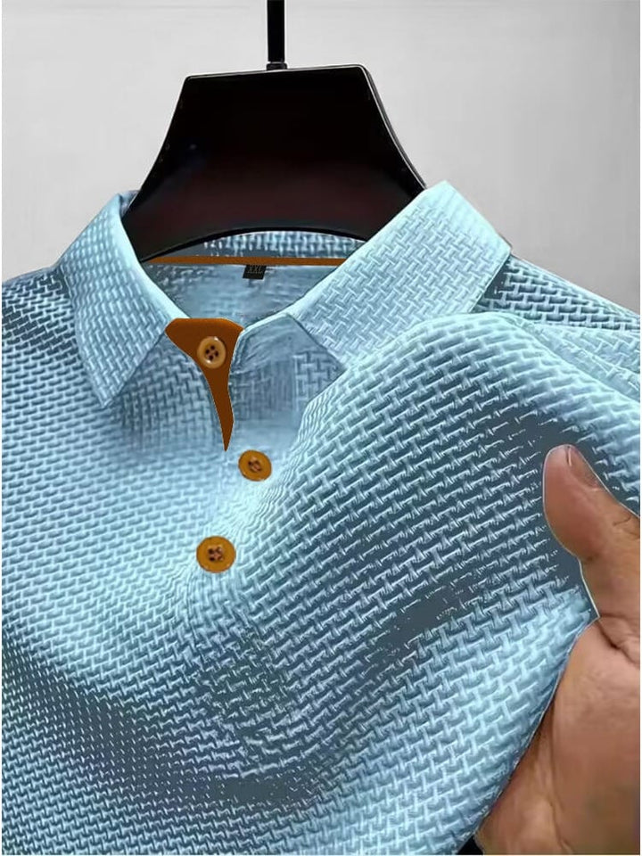 Model draagt casual heren poloshirt met korte mouwen, ideaal voor zomerkleding en een comfortabele pasvorm.