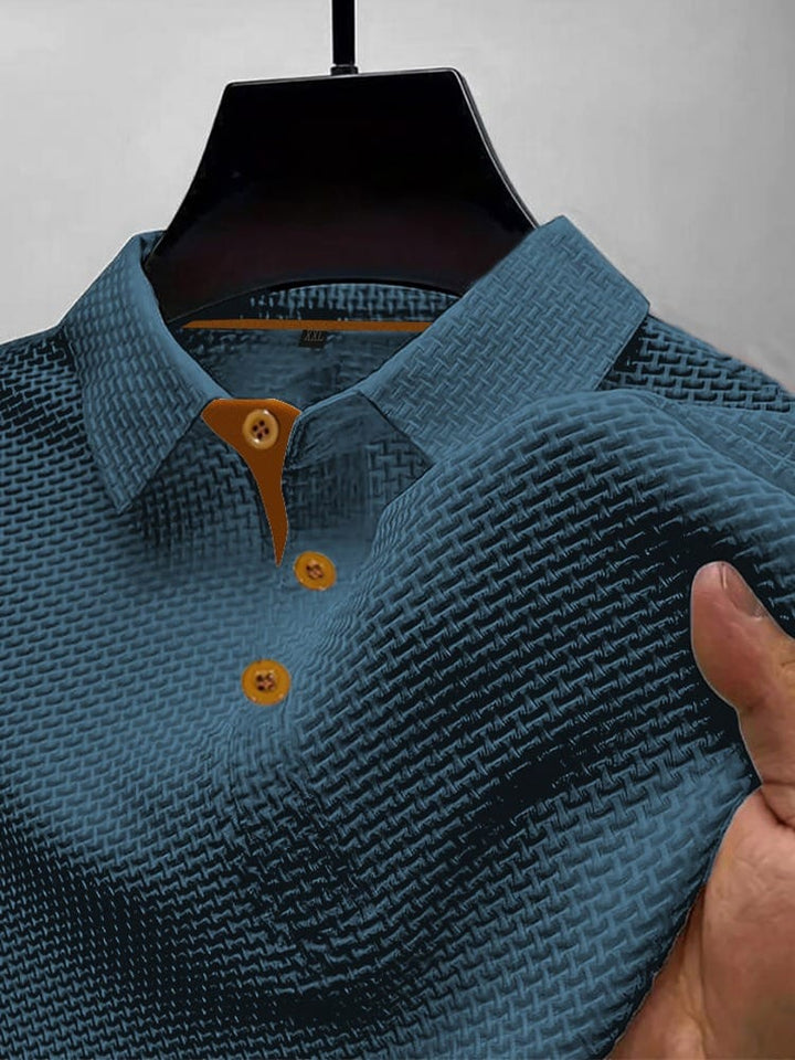 Stijlvol heren poloshirt, gedragen door een man. Geschikt voor smart-casual gelegenheden en moderne mannen mode.