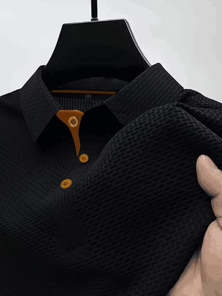 Achteraanzicht van fris heren poloshirt met korte mouwen. Veelzijdige kleding heren voor elke gelegenheid.
