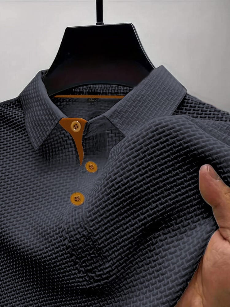 Netjes opgevouwen effen heren poloshirt, klaar voor verzending. Essentieel item voor zomerkleding en mannen mode.