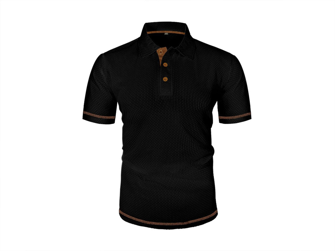 Man geniet van de zomer in een modern heren poloshirt. Perfecte smart-casual kleding met korte mouwen en fris design.