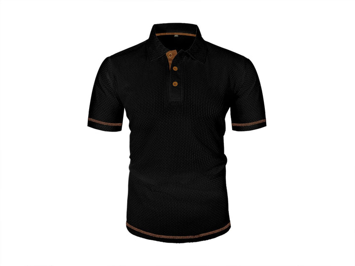 Man geniet van de zomer in een modern heren poloshirt. Perfecte smart-casual kleding met korte mouwen en fris design.
