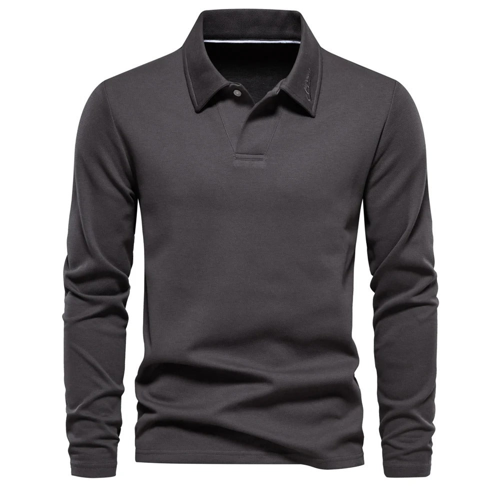 Close-up van de stof van een comfortabel heren poloshirt met lange mouwen, ideaal voor casual en elegante mode.