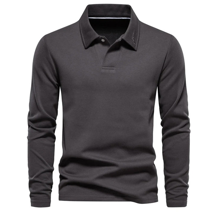 Close-up van de stof van een comfortabel heren poloshirt met lange mouwen, ideaal voor casual en elegante mode.