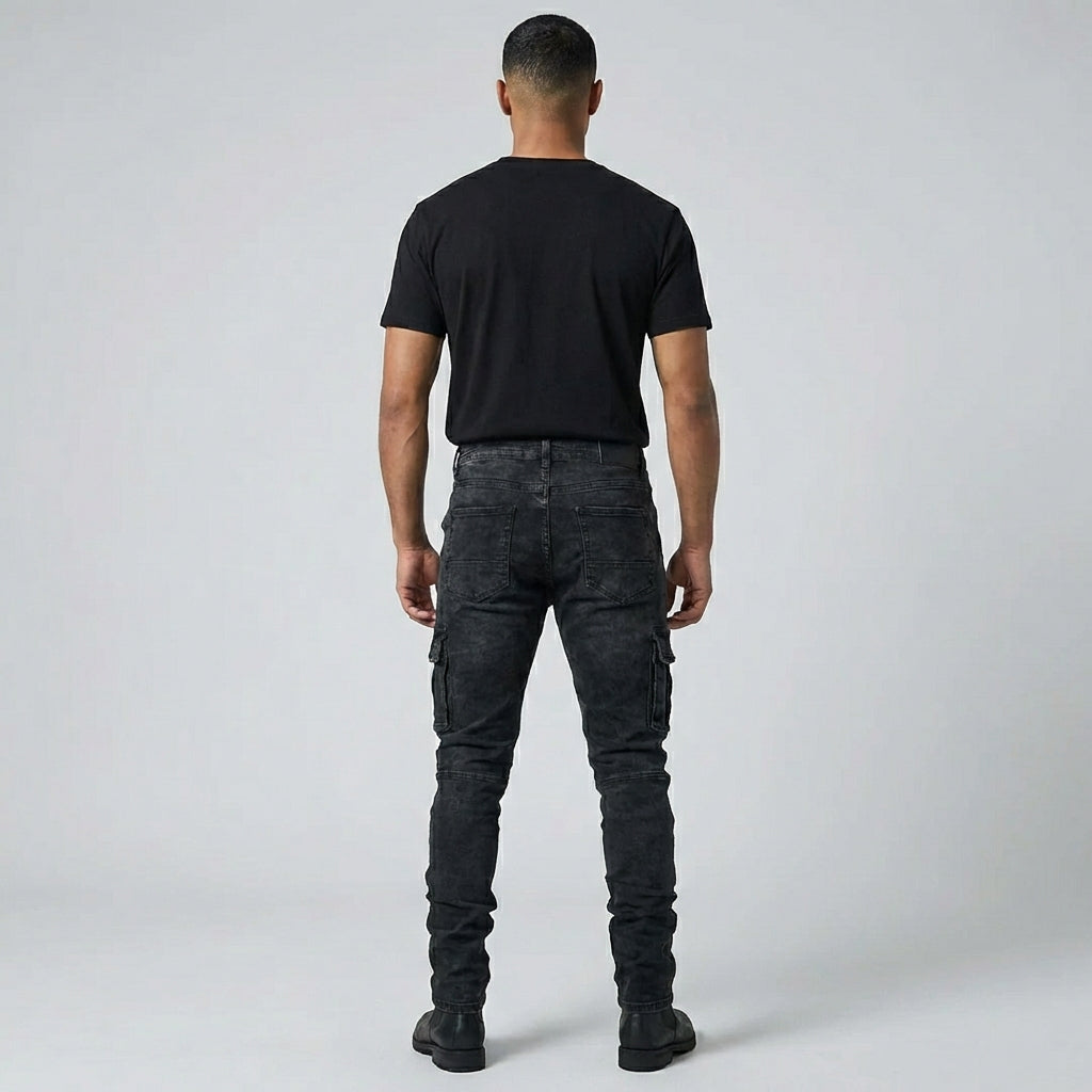 Model draagt casual heren stretch jeans, middenblauw, staand voor een stedelijke achtergrond, focus op comfort.