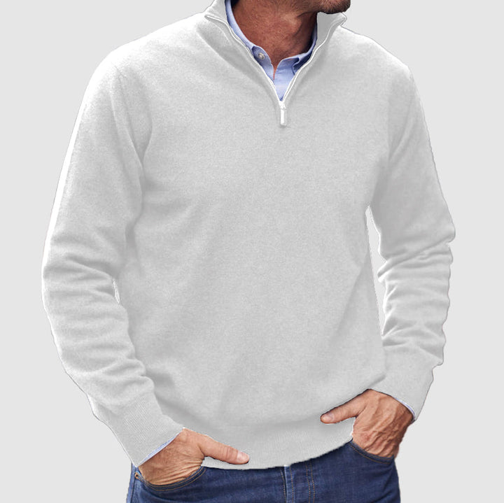 Achteraanzicht van de klassieke heren pullover met rits, een veelzijdige toevoeging aan elke outfit.