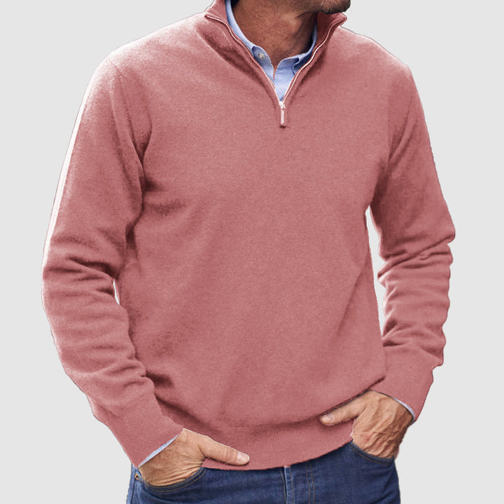 Man draagt stijlvolle heren pullover met halve rits over een overhemd voor een zakelijke casual look.