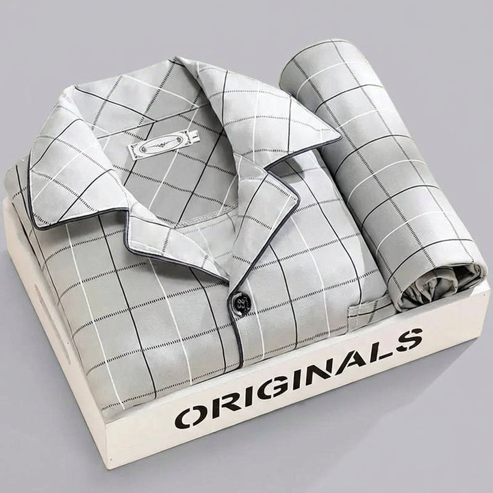 Gedetailleerde weergave van de knoopsluiting op een heren pyjama shirt met lange mouwen