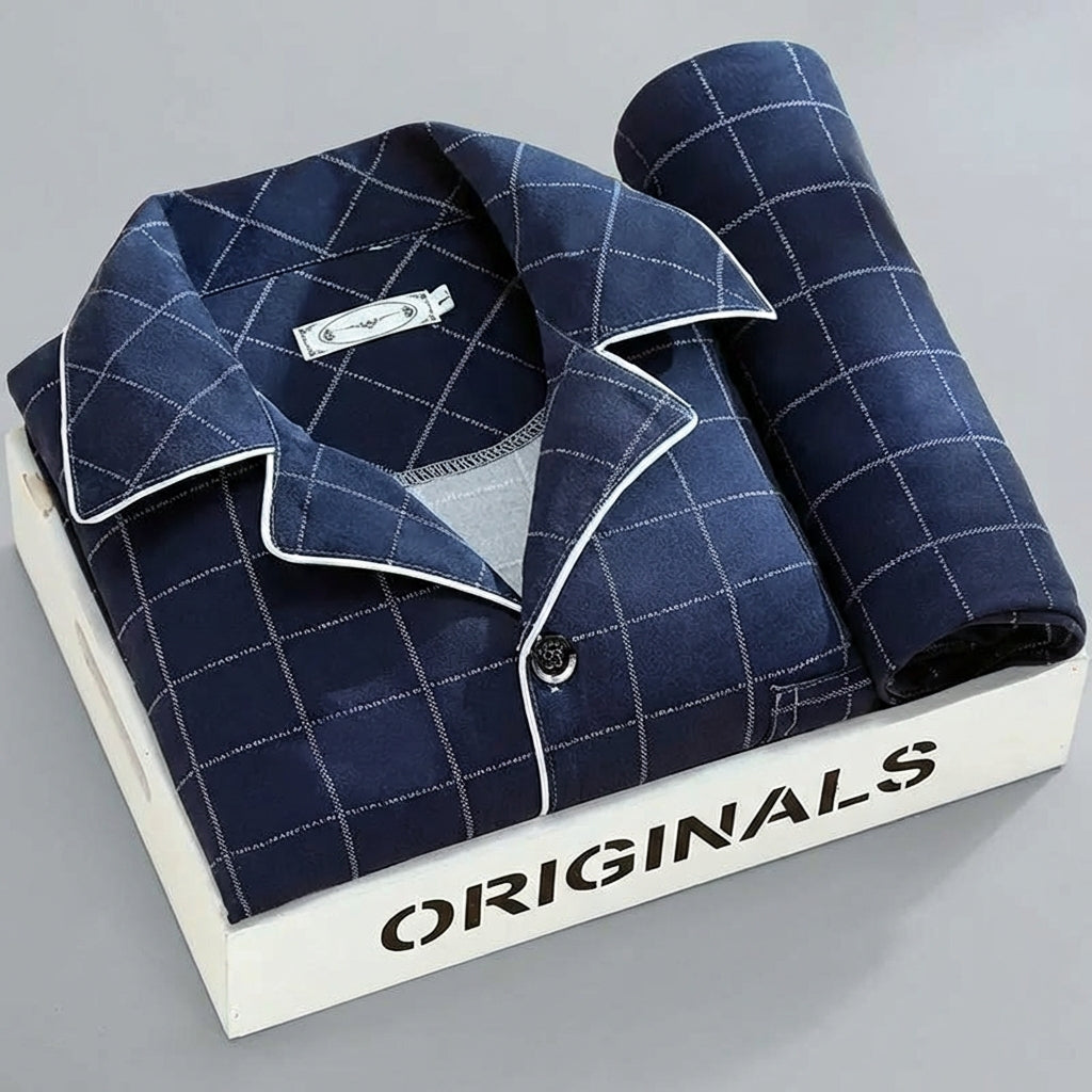 Model draagt een donkerblauwe heren pyjama set met lange mouwen, relaxte slaap outfit