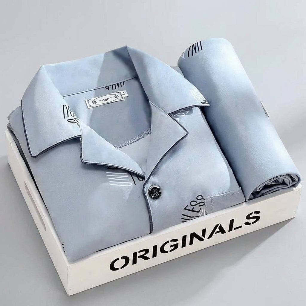 Ontspannen man in een comfortabele heren pyjama set met knoopsluiting