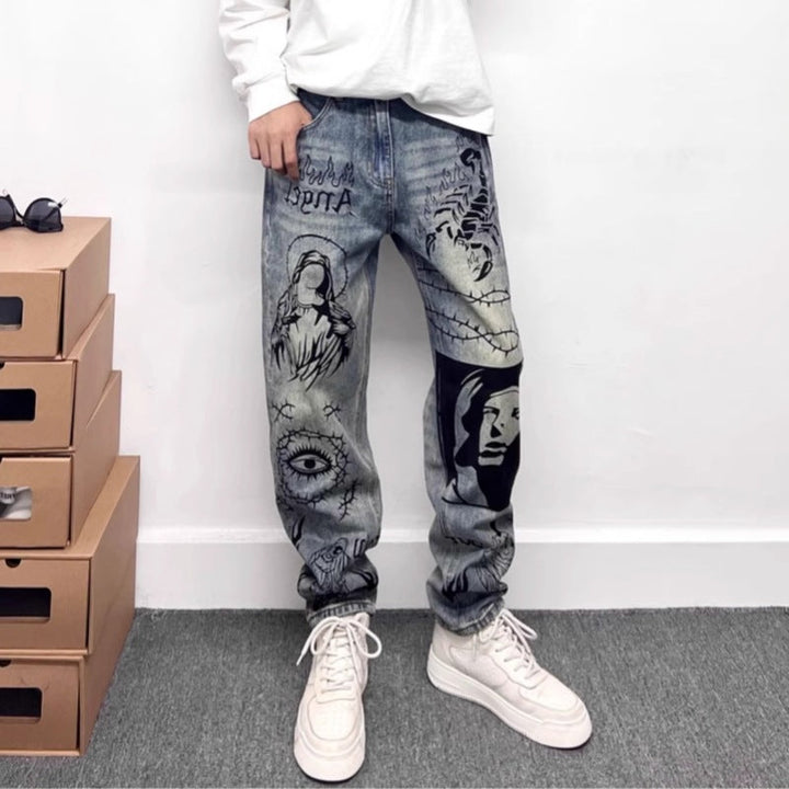 Opvallende blauwe herenjeans met rechte pijp, unieke grafische print, duurzaam denim, ideaal voor streetwear.