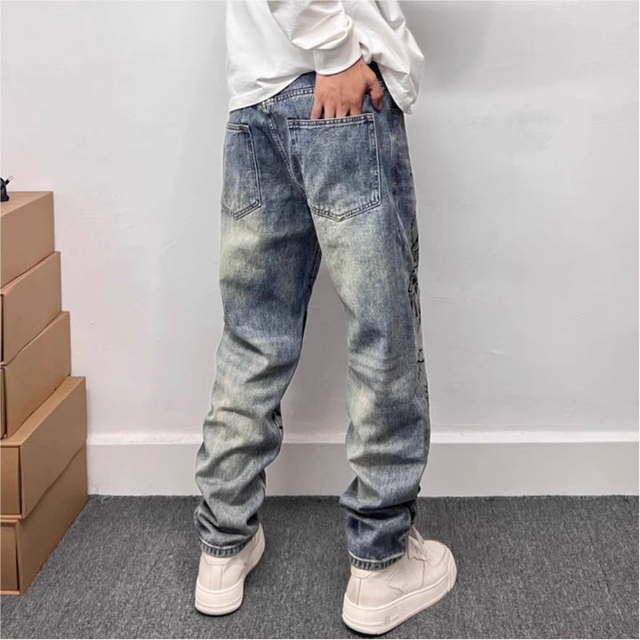 Casualmode herenjeans met rechte pasvorm en expressieve grafische print, een trendy broek voor een moderne look.