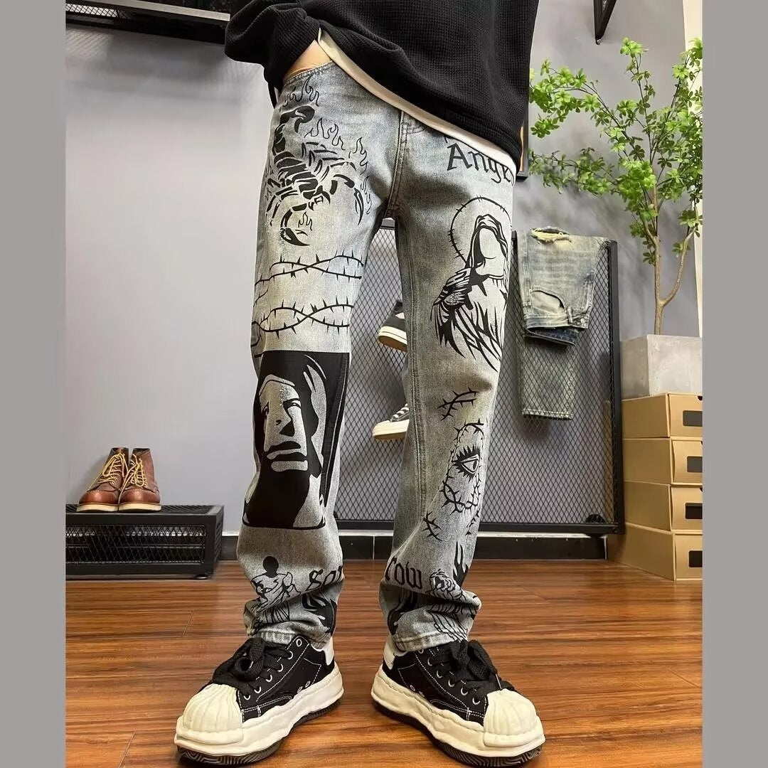 Gedetailleerde weergave van de grafische print op een lichtblauwe herenjeans, rechte pasvorm, trendy en opvallend.