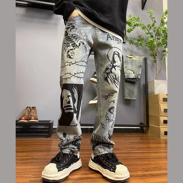Gedetailleerde weergave van de grafische print op een lichtblauwe herenjeans, rechte pasvorm, trendy en opvallend.