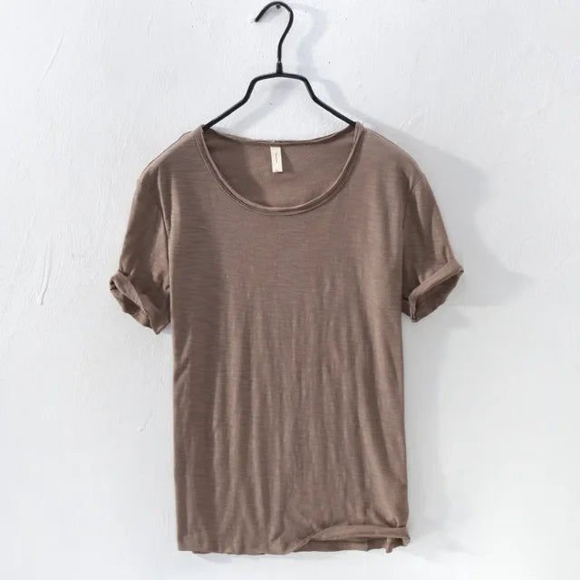 Heren t-shirt met o-hals, slim-fit, retro stijl en trendy ruwe rand afwerking.