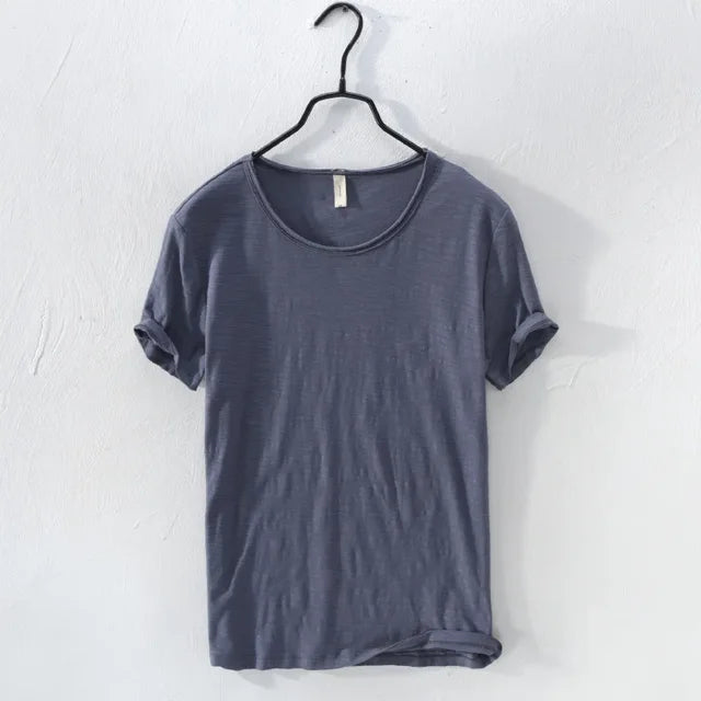 Casual heren t-shirt, effen, met subtiele ruwe rand en comfortabele slim-fit pasvorm.