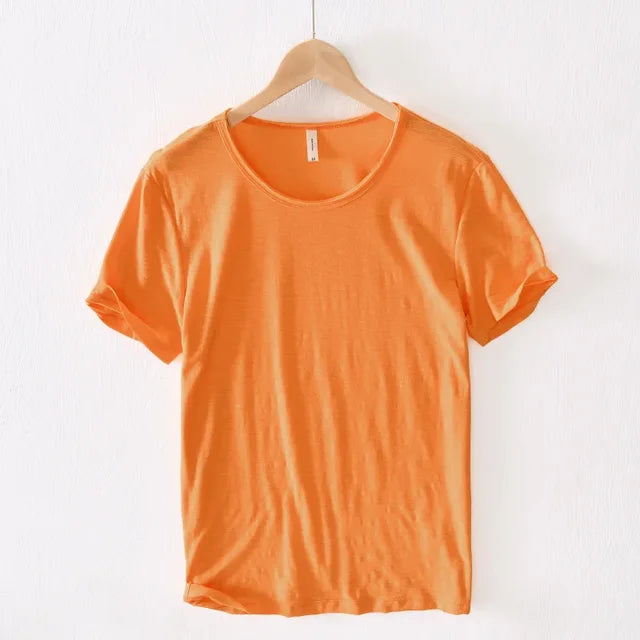 Dit retro heren t-shirt combineert een slim-fit met een ruwe rand voor unieke modestijl.