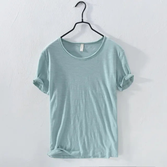 Basiskleding voor heren: effen slim-fit t-shirt met retro touch en ruwe rand.