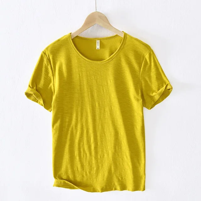 Heren modestijl: retro slim-fit t-shirt met ruwe rand, een veelzijdige basis.