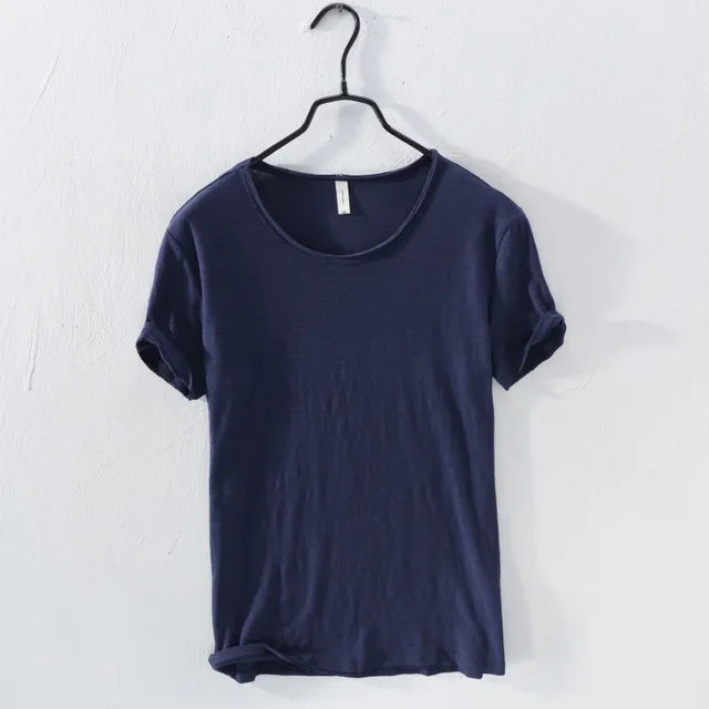 Basiskleding: slim-fit heren t-shirt met ruwe rand, ideaal voor casual outfits.