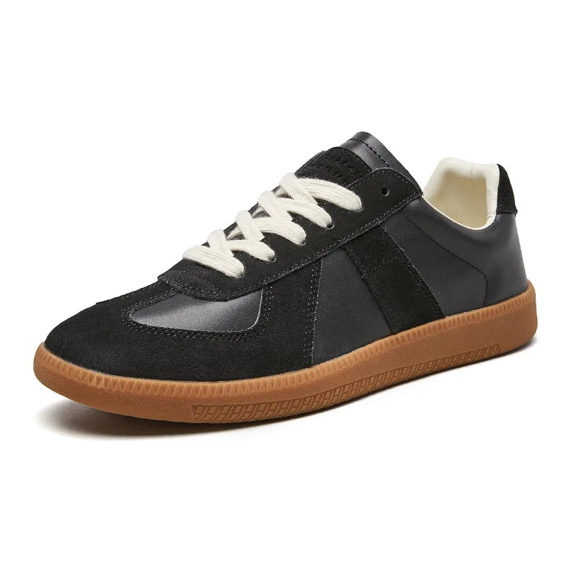 Heren retro sneakers, wit met zwarte accenten, dikke zool. Comfortabele en modieuze casual vrijetijdsschoenen.