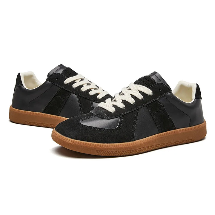 Zijaanzicht van heren retro sneakers met opvallende dikke zool. Bieden comfort en zijn perfect voor streetstyle.