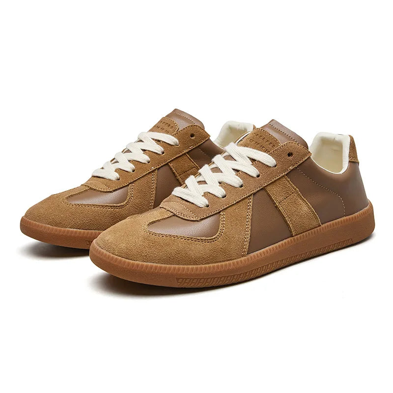 Close-up van retro heren sneakers met dikke zool, toont hoogwaardige materialen. Stijlvol, comfortabel en duurzaam.