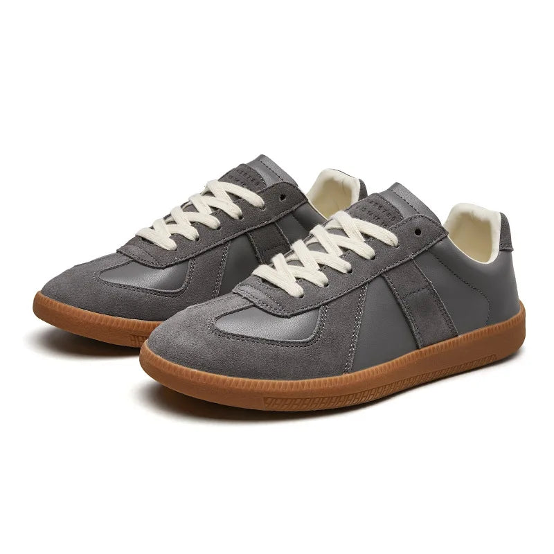 Grijze heren retro sneakers met dikke zool. Comfortabele en stijlvolle vrijetijdsschoenen voor elke casual outfit.
