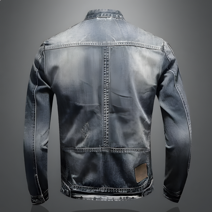 Close-up van de textuur van een heren retro biker spijkerjas, met knopen en stiksels. Trendy mannenmode.