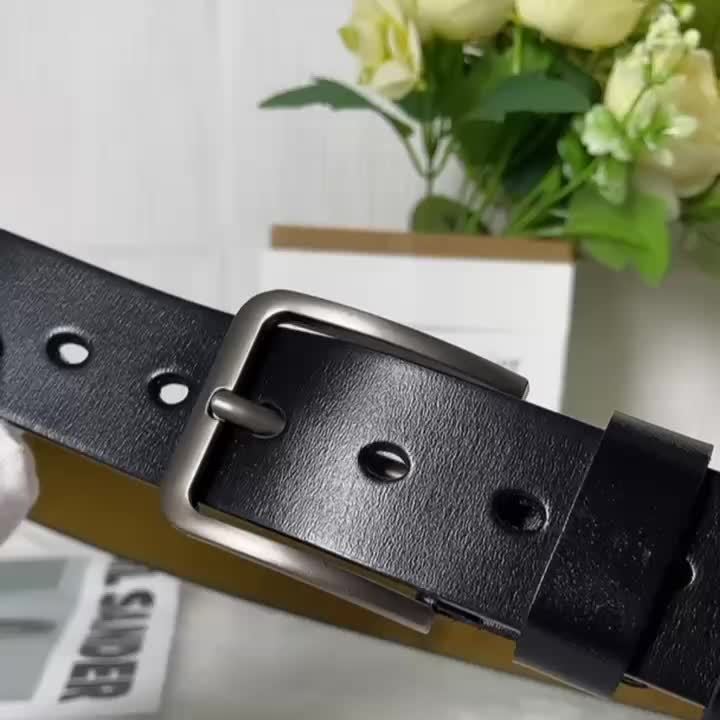Chique heren riem, een essentieel modeaccessoire. De unieke afwerking en pin-gesp creëren een verfijnde look.