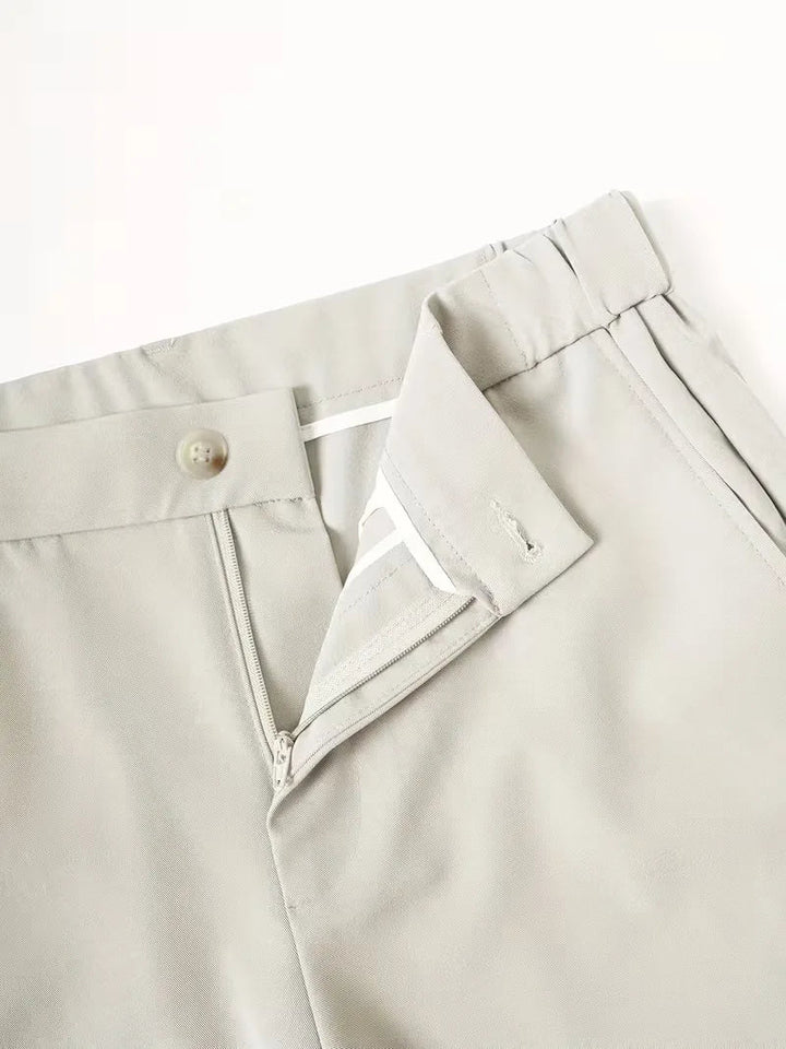 Praktische en stijlvolle heren shorts met zijzakken, ideaal voor zomerdagen.
