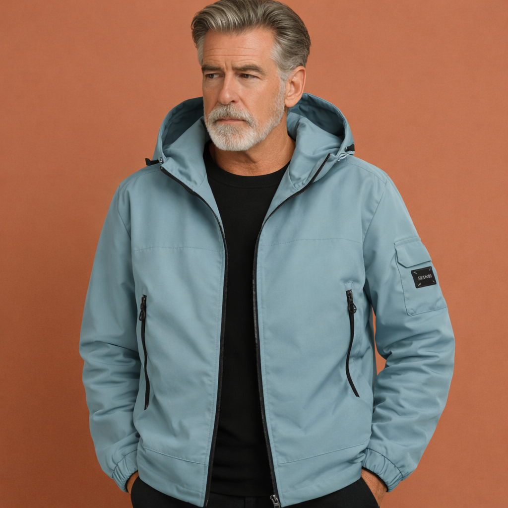 Detail van heren skijas met capuchon, toont hoogwaardige afwerking en praktische zakken voor sportkleding.
