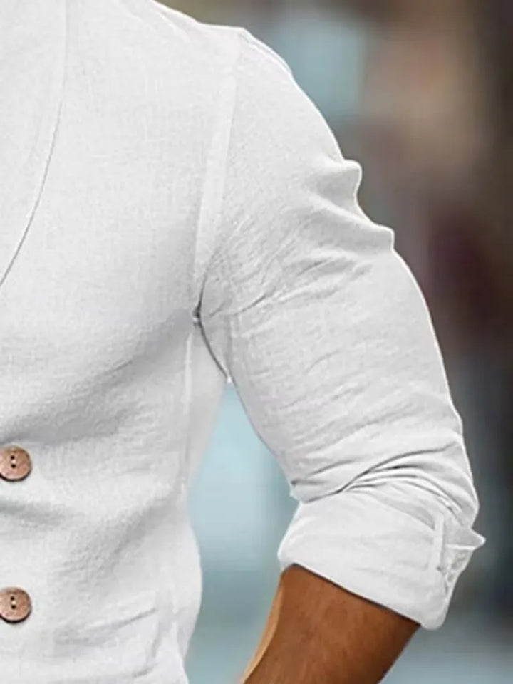 Close-up van de kenmerkende houten knopen op een double-breasted heren slim fit blazer.