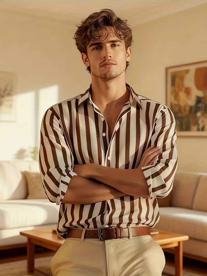 Stijlvol heren overhemd, bruin-wit gestreept met V-hals. Slim fit, ideaal voor een smart casual zomeroutfit.