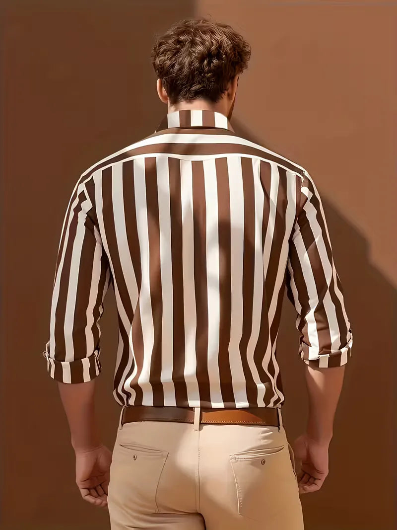 Man draagt modern heren slim fit overhemd met V-hals. Bruin-wit gestreept, lange mouwen, casual comfortabel.