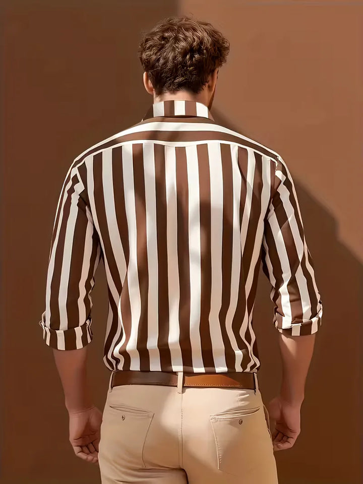 Man draagt modern heren slim fit overhemd met V-hals. Bruin-wit gestreept, lange mouwen, casual comfortabel.
