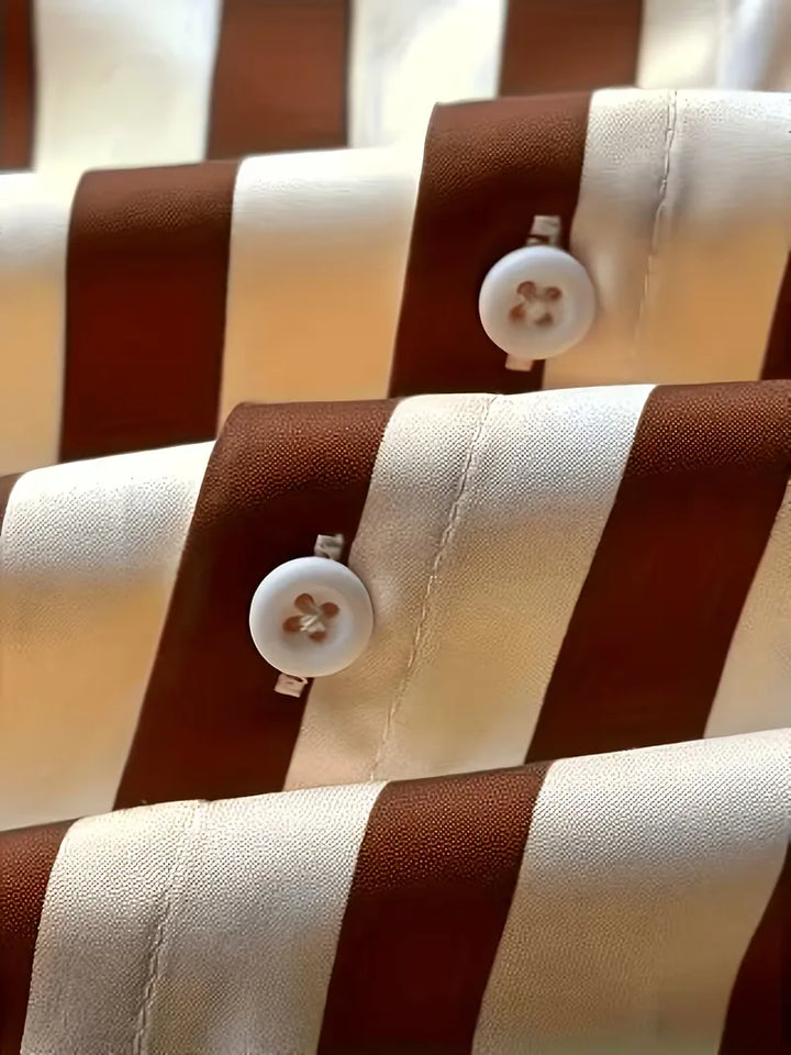 Detail van bruin-wit gestreept heren overhemd. Slim fit, V-hals en lange mouwen. Casual zomermode.