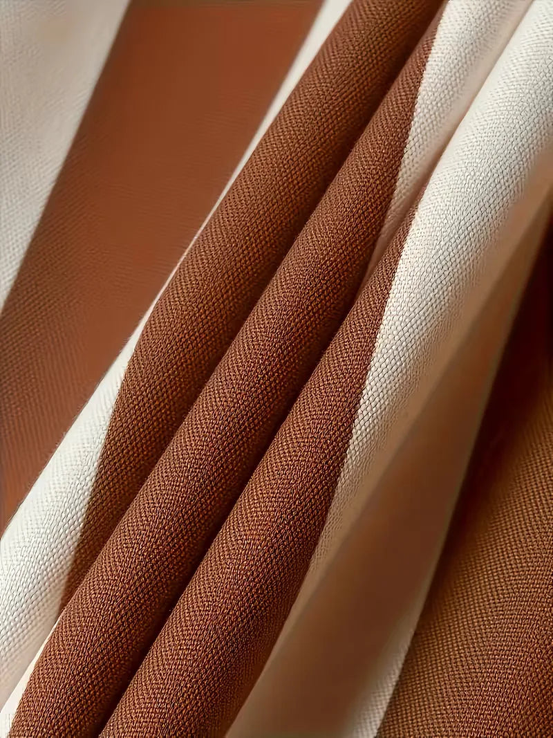 Zomers heren overhemd, slim fit en bruin-wit gestreept met V-hals. Casual lange mouwen voor ontspannen dagen.