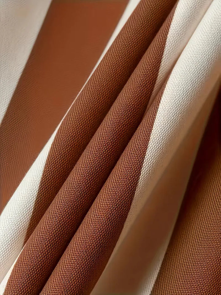 Zomers heren overhemd, slim fit en bruin-wit gestreept met V-hals. Casual lange mouwen voor ontspannen dagen.